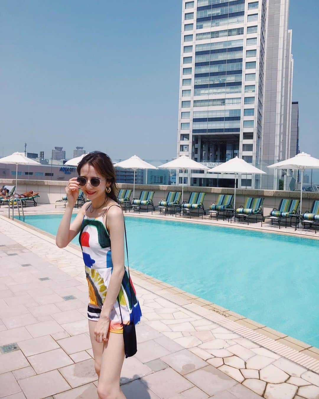 平木愛美さんのインスタグラム写真 - (平木愛美Instagram)「熱〜い夏なので昨夜に続いて涼しいpool shotを！📸 . #愛美ふく 🦖🍉🦕🍊💞 . 露出が控えめ、で着やすい。（思いっきり泳いでも（泳げないけど）、スライダー乗っても気にせずいられる🏊‍♀️） ＆一目惚れする可愛さ！ を大切に私は水着を選ぶのですが . 水着ってきゅんとして可愛くって ほんとは露出とかもそんなに気にせず、見るだけでも満たされる可愛い色んな水着が個人的には好きなのですが…なかなか現実では自分は着れず！ . この水着は、洋服のロンパースのように着れて ボトムのラインもショーパンみたいに余裕があって🧡🧸 これは大人も長く使えそう。 と思って一目惚れした @nagonstans_official の水着！  そうかと思えば背中はわりかしあいていて、程よくバランスのよい肌見え感。  他にはないアートが、色んなカラーが詰め込まれていて。可愛いいいいい。 春くらいにはお買い物してて早く着たかったんだーー♡ . 私のそんな"カラー"が好きな 夏のカラーコーデがWEBメディア #toplog にて記事にして頂いております。 よければチェックしてみてください🌞  気付けば色が好きで。色んな"色"を取り入れたコーデを日々しがちです。」8月17日 21時12分 - manamihiraki