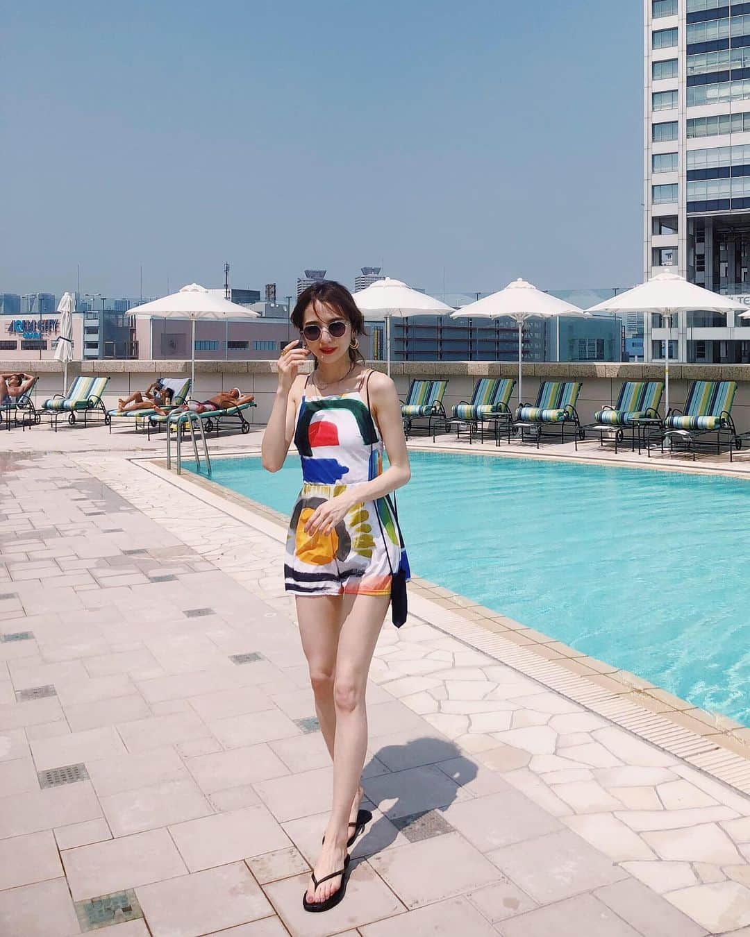 平木愛美のインスタグラム：「熱〜い夏なので昨夜に続いて涼しいpool shotを！📸 . #愛美ふく 🦖🍉🦕🍊💞 . 露出が控えめ、で着やすい。（思いっきり泳いでも（泳げないけど）、スライダー乗っても気にせずいられる🏊‍♀️） ＆一目惚れする可愛さ！ を大切に私は水着を選ぶのですが . 水着ってきゅんとして可愛くって ほんとは露出とかもそんなに気にせず、見るだけでも満たされる可愛い色んな水着が個人的には好きなのですが…なかなか現実では自分は着れず！ . この水着は、洋服のロンパースのように着れて ボトムのラインもショーパンみたいに余裕があって🧡🧸 これは大人も長く使えそう。 と思って一目惚れした @nagonstans_official の水着！  そうかと思えば背中はわりかしあいていて、程よくバランスのよい肌見え感。  他にはないアートが、色んなカラーが詰め込まれていて。可愛いいいいい。 春くらいにはお買い物してて早く着たかったんだーー♡ . 私のそんな"カラー"が好きな 夏のカラーコーデがWEBメディア #toplog にて記事にして頂いております。 よければチェックしてみてください🌞  気付けば色が好きで。色んな"色"を取り入れたコーデを日々しがちです。」