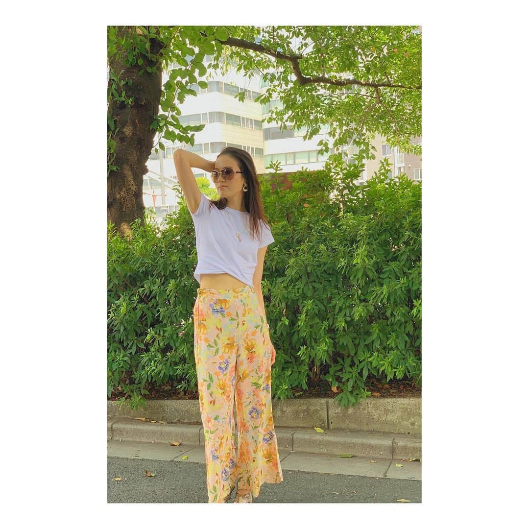 煌月爽矢のインスタグラム：「.﻿ .﻿ 今日もあっついからトップス短く。 普段自分があんまり着ないような服を選ぼうと思って@_ruruofficial_ で買ったこの花柄のカラフルパンツで見た目も明るく乗り切る日！！！﻿ ﻿ サラッとした着心地が一番ですよねー。﻿ ﻿ ﻿ 霧矢さんのDS、毎日お稽古してて、素敵なポイントとか小出しに皆さんにお伝えしたいとか思ってたのに…﻿ 自分のやる事に必死すぎて全くそれに至ってません。﻿ ﻿ ﻿ 霧矢さんの現役時代と全く変わらない身体能力。﻿ これはひとえに努力の賜物なんだなぁーと思うと尚尊敬の念が強まります。﻿ ﻿ 本番まであと少し。﻿ 頑張ります。﻿ #撮影はりなさん #さて復習します @_ruruofficial_」