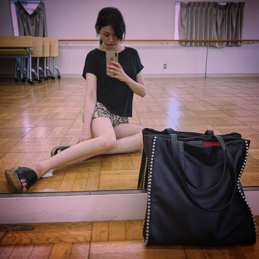 莉奈さんのインスタグラム写真 - (莉奈Instagram)「＊﻿ ﻿ リハ用トート新調したよ❤︎﻿ 今履いてる靴と地味にお揃い👠﻿ ﻿ #rehearsal﻿ #ootd﻿」8月17日 21時05分 - rinascollage