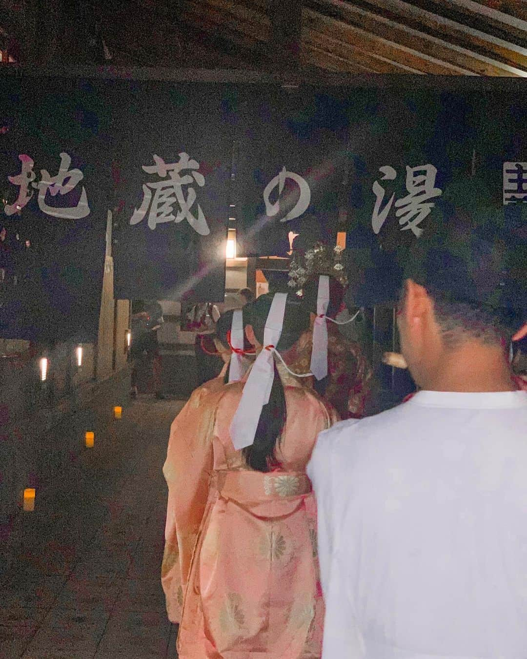 和希詩織さんのインスタグラム写真 - (和希詩織Instagram)「♨️👘#kusatsu #草津温泉 . . 毎年8/1、8/2は #温泉女神様 が降臨するの👼 今回のお祭りの醍醐味👏 . . このイベントすごく伝統的で 温泉のお湯を女神様に献上し混ぜ女神様がたくさんの温泉に出向いてお湯を配る儀式なんだ♨️ . . 演出がとても神秘的でちょっと映画に出てきそうな雰囲気で圧倒された🤭❤️ . . こんなお祭りがあるなんて まだまだ知らない草津がたくさんあって夏にこそ 草津に行ってみてほしい🤤❤️ . . . 夏の草津温泉♨️新鮮さと 伝統がすごく楽しかったなぁ〜🤤 また行きたいなぁ〜😆❤️ . . . . . #草津温泉感謝祭#草津温泉#PR#湯畑#旅したくなるフォト #タビジョ#旅スタグラム#日本の絶景#ぼくのなつやすみ#女子旅#浴衣ヘアアレンジ #絶景#神秘的」8月17日 21時06分 - kazukishiori