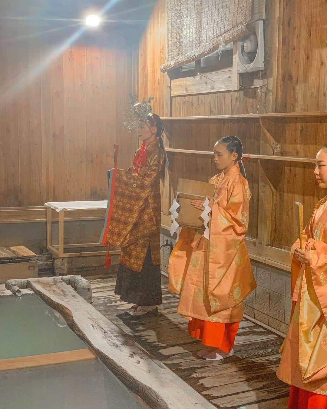 和希詩織さんのインスタグラム写真 - (和希詩織Instagram)「♨️👘#kusatsu #草津温泉 . . 毎年8/1、8/2は #温泉女神様 が降臨するの👼 今回のお祭りの醍醐味👏 . . このイベントすごく伝統的で 温泉のお湯を女神様に献上し混ぜ女神様がたくさんの温泉に出向いてお湯を配る儀式なんだ♨️ . . 演出がとても神秘的でちょっと映画に出てきそうな雰囲気で圧倒された🤭❤️ . . こんなお祭りがあるなんて まだまだ知らない草津がたくさんあって夏にこそ 草津に行ってみてほしい🤤❤️ . . . 夏の草津温泉♨️新鮮さと 伝統がすごく楽しかったなぁ〜🤤 また行きたいなぁ〜😆❤️ . . . . . #草津温泉感謝祭#草津温泉#PR#湯畑#旅したくなるフォト #タビジョ#旅スタグラム#日本の絶景#ぼくのなつやすみ#女子旅#浴衣ヘアアレンジ #絶景#神秘的」8月17日 21時06分 - kazukishiori