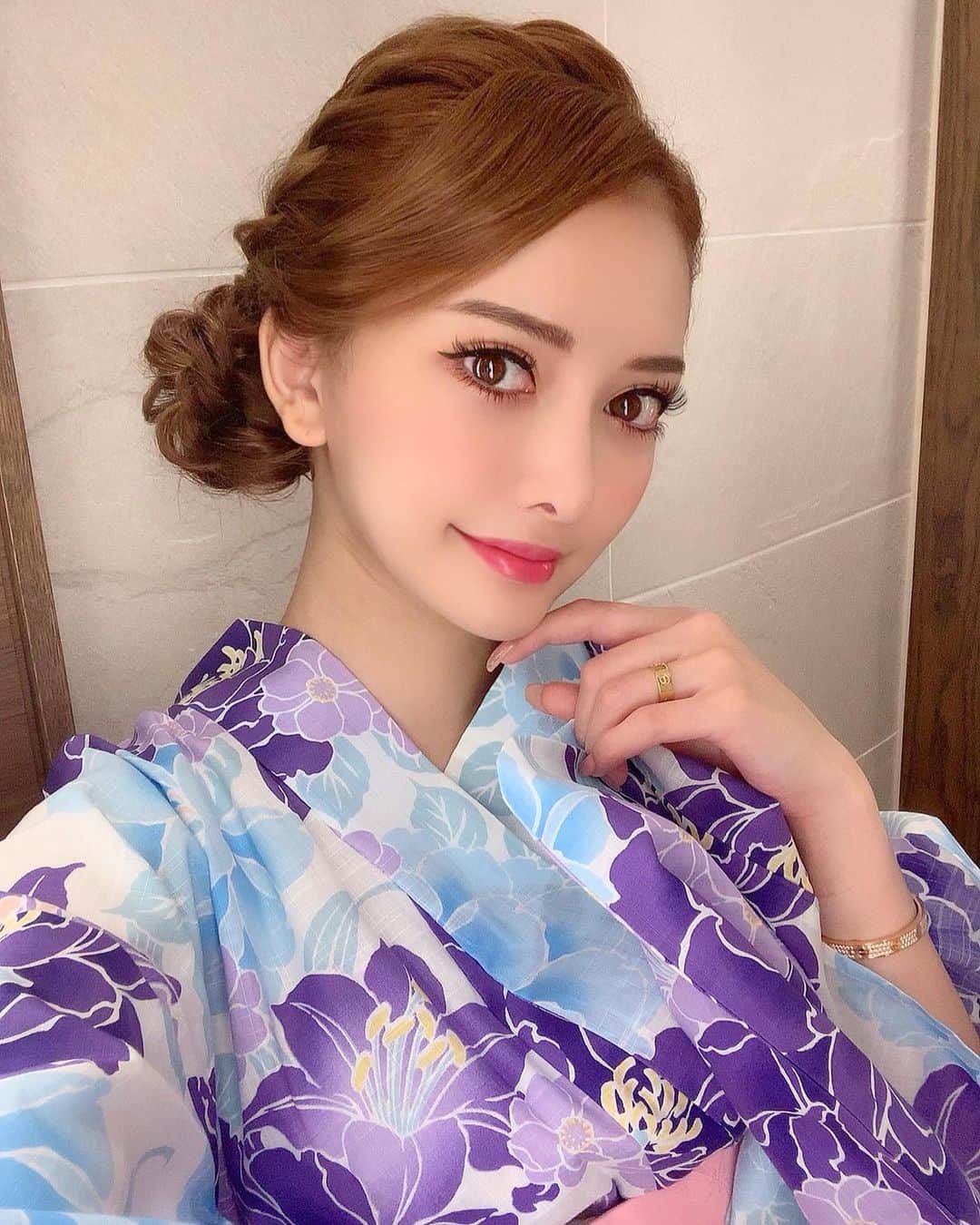 のインスタグラム：「浴衣着ちゃったぜ🎐 どう？どう？← .  @dazzy_official のだよん💕 . . #浴衣 #夏 #夏の思い出 #summer #👘」