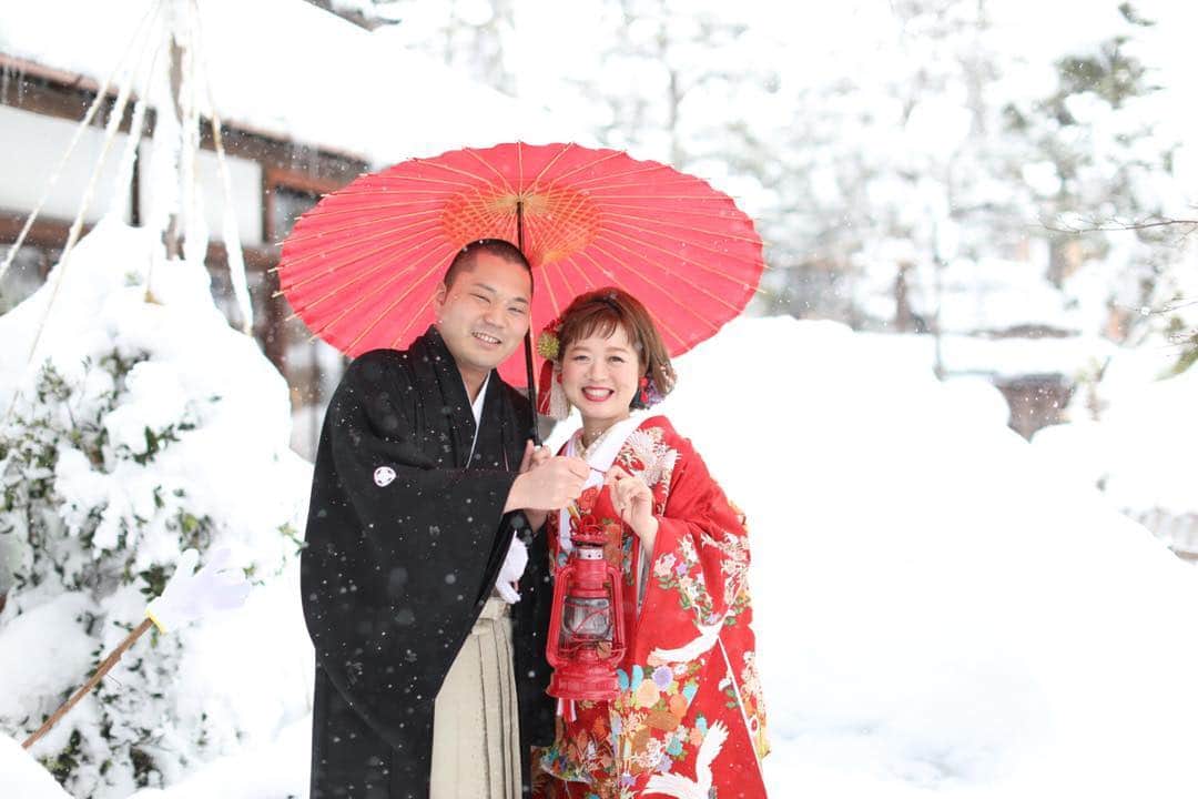 小林樓《新潟県見附市：結婚式場》のインスタグラム：「真っ白な雪の中、真っ赤な打掛がぴったり♡ 雪景色の日本庭園は冬シーズンだけの特権です。 冬の結婚式を温かく迎える小林樓の冬婚プランできました！ 詳しくはHPで(^^)」