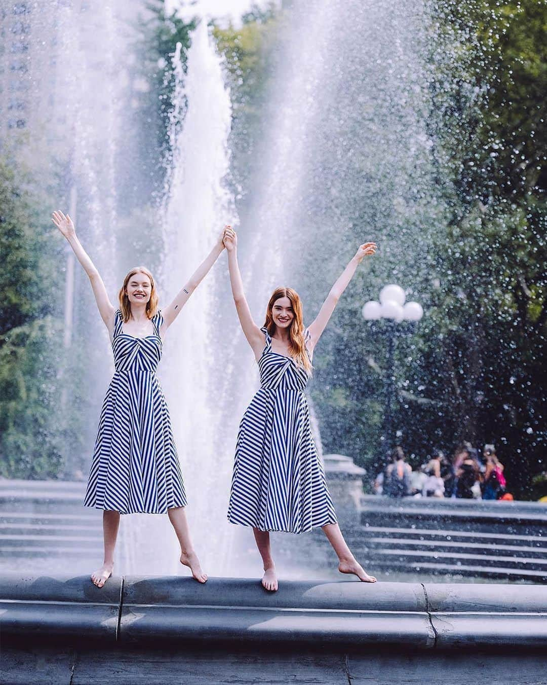 Bloomingdale'sさんのインスタグラム写真 - (Bloomingdale'sInstagram)「Are you really besties if you don't wear matching outfits to brunch? 💁‍♀ 📷: @kat_in_nyc . . . . . . . #StripeDress #Stripes #WeekendVibes #SummerStyle #Style #Fashion #Twinning #Twinsies #Bloomingdales」8月17日 21時20分 - bloomingdales