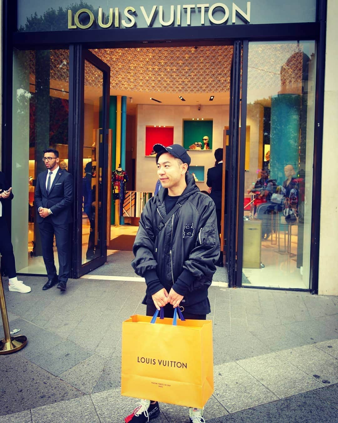 DJ DAIKI（若林大輝）さんのインスタグラム写真 - (DJ DAIKI（若林大輝）Instagram)「Shopping day in Paris🇫🇷 Effel tower🗼 with FERRARI . #フェラーリが似合う街 #パリはもう秋の気候で寒い #夏のヨーロッパ滞在もあと少し #paris #france #luisvuitton #ferrari #eiffeltower」8月17日 21時19分 - daiki.wakabayashi