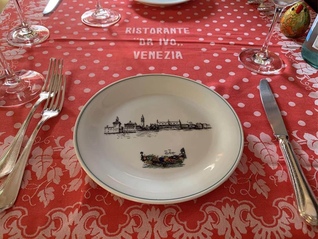 駒田奈美さんのインスタグラム写真 - (駒田奈美Instagram)「・ ・ ・ ベネツィアでのランチは… リストランテ ダ イヴォへ♪ ・ ・ ベネツィアと言えば魚介のお料理！ ・ どれも美味しかったけれど イカ墨のパスタ美味しかったなぁ♡ ・ ・ 運河を通るゴンドラを眺めながらの食事は優雅なひと時。。。 ・ ・ ジョージクルーニーやトムクルーズも通うお店 ・ ジョージクルーニーは運河から ゴンドラで乗りつけて入店した写真が……素敵(๑˃̵ᴗ˂̵) ・ ・ ・ #イタリア🇮🇹 #駒田奈美#オスカープロモーション#モデル#ベネツィア#リストランテ#ランチ#イカ墨#パスタ#daivo#venezia#ジョージクルーニー#トムクルーズ #運河#ゴンドラ」8月17日 21時14分 - nami.komada