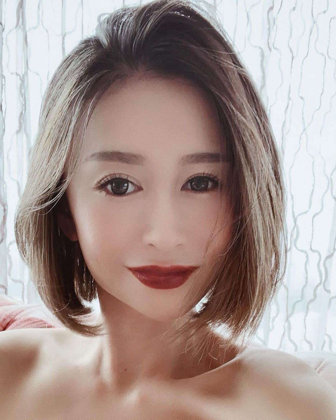 asami0510のインスタグラム：「やーーっとカット行けた💇‍♀️ カットはいつも @freera_takayasu にお任せしてて詳細が分からないので表参道近い方は是非高安くんのところへw😅✨カラーも相変わらずリタッチしないでひたすらハイライト！ セットはストレートアイロンを軽くかけてオイルを付けて終わりで楽ちん💕 あとコンタクトの質問も多いので @mirror9official  私プロデュースのカラーPeony brownだよ❤︎ クリッとした目元になるし付け心地も最高だよ✨ #newhair #hairstyle #ヘアスタイル #ボブヘアー #フリーラ #表参道 #mirror9 #ミラーナイン #カラコン」