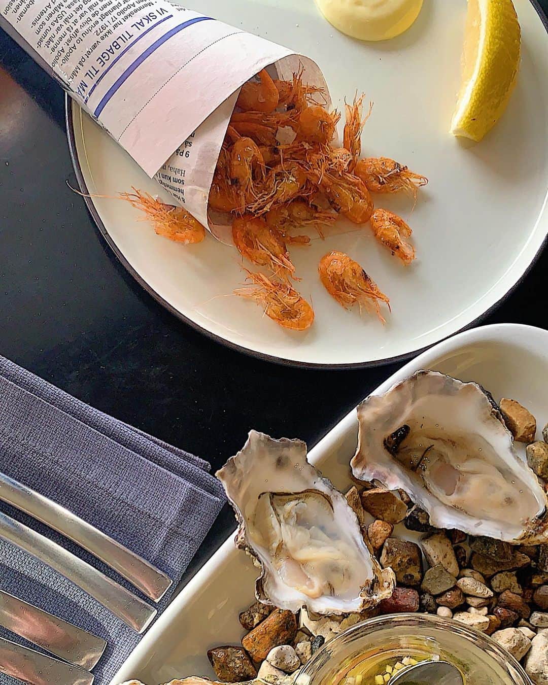 NueNueさんのインスタグラム写真 - (NueNueInstagram)「淡菜（孔雀蛤）跟炸溪蝦 在台灣是很常看到的料理 但在丹麥怎麼會跑出不同的高度呢🥰 淡菜配薯條🍟一次一整盤 #copenhagen  #mussels」8月17日 21時19分 - iop_1004