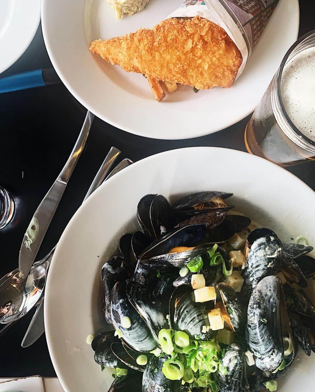 NueNueさんのインスタグラム写真 - (NueNueInstagram)「淡菜（孔雀蛤）跟炸溪蝦 在台灣是很常看到的料理 但在丹麥怎麼會跑出不同的高度呢🥰 淡菜配薯條🍟一次一整盤 #copenhagen  #mussels」8月17日 21時19分 - iop_1004