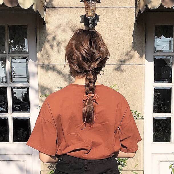 yu nakamura ヘアアレンジ hairarrangeのインスタグラム：「４つ丸編み♡ 可愛いマナが可愛い場所で撮ってくれたよ♬  あまり崩し過ぎないアレンジです♡  スワイプで動画👉👉👉 ◻︎解説◻︎ ①４つに分けて片方を３つ、もう片方を１つ持ちます。 ②１つを持った方の指を小指で反対側の上を取る。 ③次は中指で反対側の下を取る。 ④１つになった方を持ち直して、同じ動きを繰り返します。  #レイフィールド #rayスタイル#一宮#一宮市#ヘアアレンジ#ミディアム#セルフアレンジ#ミディアムアレンジ#hair#haircolor #fashion#スカーフ#スカーフアレンジ#4つ編み」