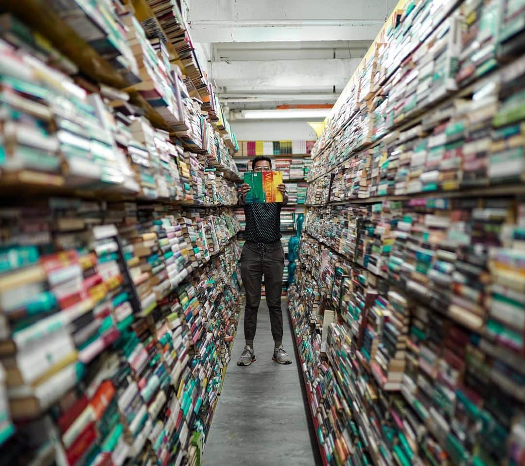 wacameraさんのインスタグラム写真 - (wacameraInstagram)「After ⇔ Before I took this photo by 35mm 1.4 lens. Then, I made those books symmetrical. Thanks @yaisyusman  マレーシアの本屋さん。所狭しと本が売られてるけど通路が狭いのでワイドレンズを使ったような視覚効果だけど、35mm 1.4のレンズで撮ってこれなので、ワイド使ったらどうなることやら。加工はビフォーアフターの見てもらうとわかると思いますが、本を左右対称にしてカラーを変えただけです。ボケはナチュラルなまま( ●´◡`● )」8月17日 21時21分 - wacamera