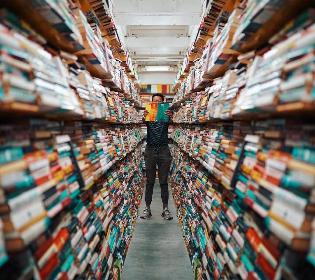 wacameraのインスタグラム：「After ⇔ Before I took this photo by 35mm 1.4 lens. Then, I made those books symmetrical. Thanks @yaisyusman  マレーシアの本屋さん。所狭しと本が売られてるけど通路が狭いのでワイドレンズを使ったような視覚効果だけど、35mm 1.4のレンズで撮ってこれなので、ワイド使ったらどうなることやら。加工はビフォーアフターの見てもらうとわかると思いますが、本を左右対称にしてカラーを変えただけです。ボケはナチュラルなまま( ●´◡`● )」