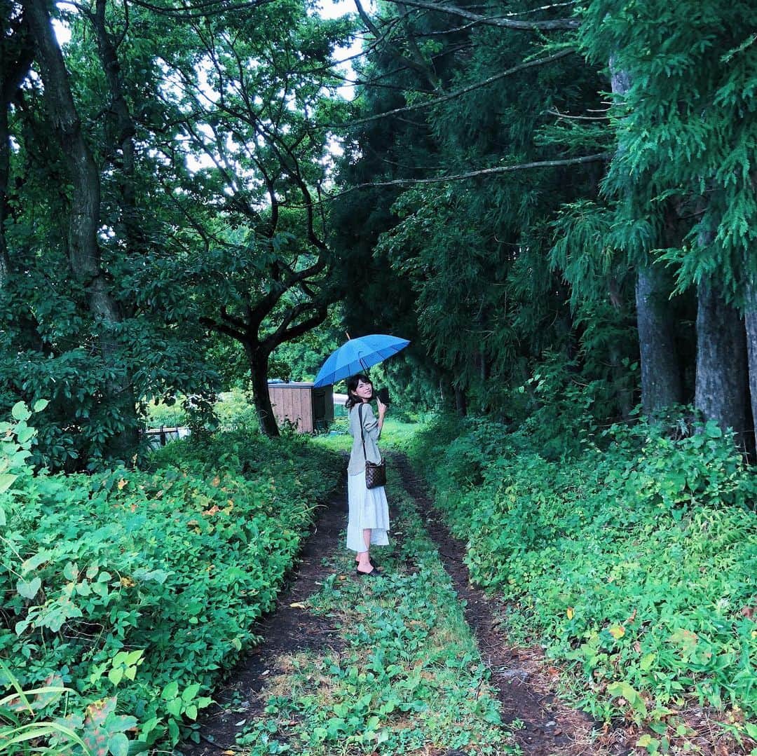 Yuika Matsuさんのインスタグラム写真 - (Yuika MatsuInstagram)「. . . #福島 に帰るといつも家族でいくのが #リステル猪苗代 🌼🌼 . . 7.8年ぶりに遊びにいったよ♡ シーズンごとに咲くお花畑が好きで よく花かんむり作ったり、 走り回ってた記憶がある。。笑 . . ここは ワンちゃんもokだから ラブちゃん達と一緒に遊びました🐶 . . . #途中で #トトロ の森みたいな場所を発見 #傘も丁度持ってたから #家族でトトロごっこがはじまるw . . . . . #福島 #福島旅行 #会津 #会津若松 #家族旅行 #お盆 #お盆休み  #hukushim #yuika_code👗」8月17日 21時24分 - yuika00802