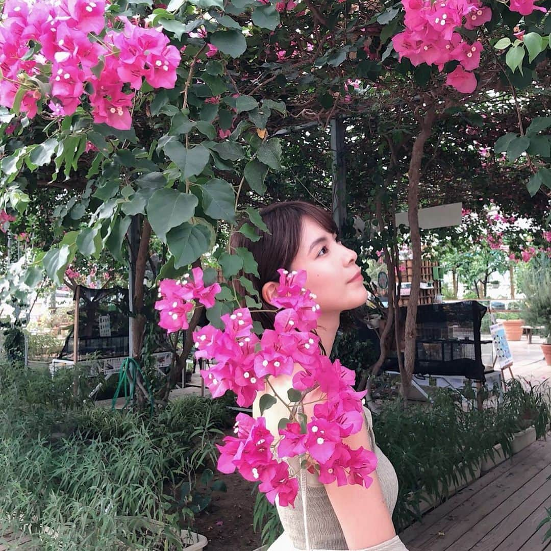 Yuika Matsuさんのインスタグラム写真 - (Yuika MatsuInstagram)「. . . #福島 に帰るといつも家族でいくのが #リステル猪苗代 🌼🌼 . . 7.8年ぶりに遊びにいったよ♡ シーズンごとに咲くお花畑が好きで よく花かんむり作ったり、 走り回ってた記憶がある。。笑 . . ここは ワンちゃんもokだから ラブちゃん達と一緒に遊びました🐶 . . . #途中で #トトロ の森みたいな場所を発見 #傘も丁度持ってたから #家族でトトロごっこがはじまるw . . . . . #福島 #福島旅行 #会津 #会津若松 #家族旅行 #お盆 #お盆休み  #hukushim #yuika_code👗」8月17日 21時24分 - yuika00802