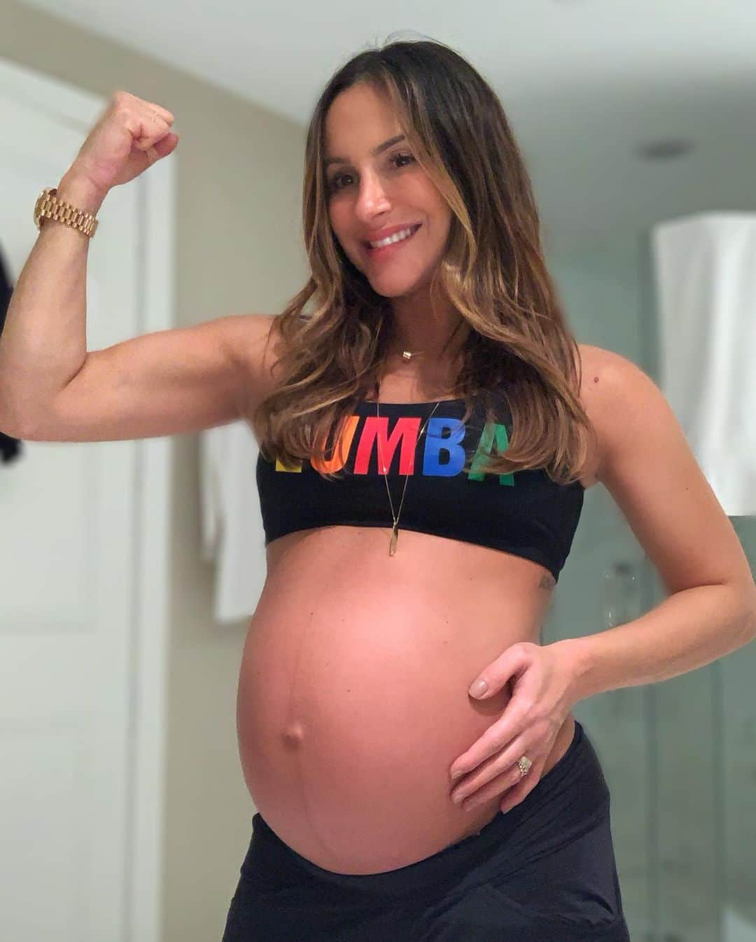 Claudia Leitteさんのインスタグラム写真 - (Claudia LeitteInstagram)「Numa sexta-feira especial, sentindo-me #PODEROSA porque nestes 9 meses Deus me fez ainda mais forte, feliz, segura e GRATA! Despedindo-me da #Pancita!! 🙌🏻🥰🙏🏻」8月17日 12時36分 - claudialeitte