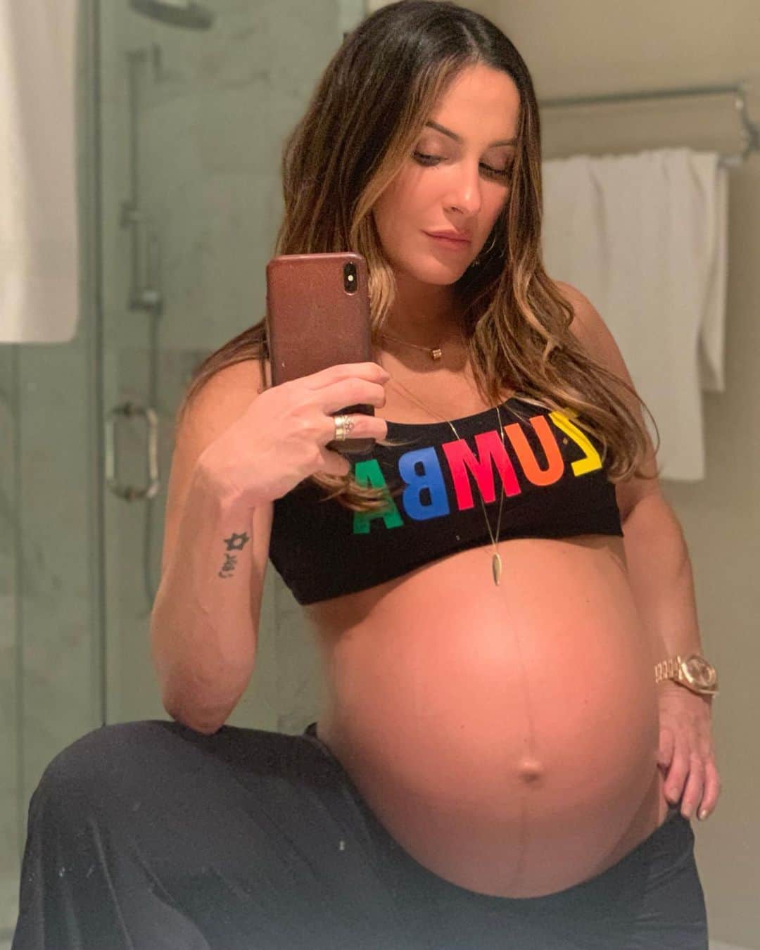 Claudia Leitteのインスタグラム：「Numa sexta-feira especial, sentindo-me #PODEROSA porque nestes 9 meses Deus me fez ainda mais forte, feliz, segura e GRATA! Despedindo-me da #Pancita!! 🙌🏻🥰🙏🏻」