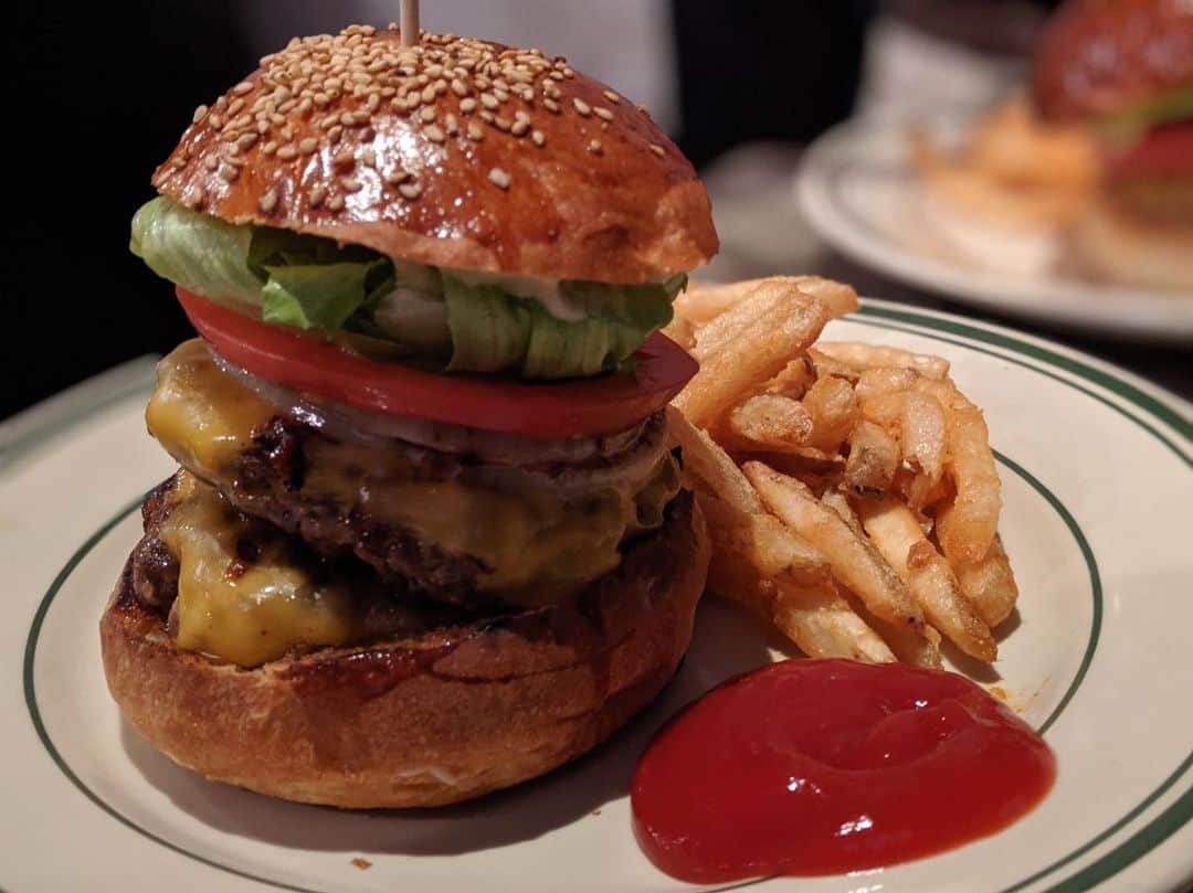 のインスタグラム：「数々のハンバーガーでココが今のところ1位（日本国内で） お肉の肉々しい感じと肉の素材を引き出す塩コショウの感じが堪りません！  #アメリカンビーフ #アメリカンバーガー関西 #リッチガーデン」