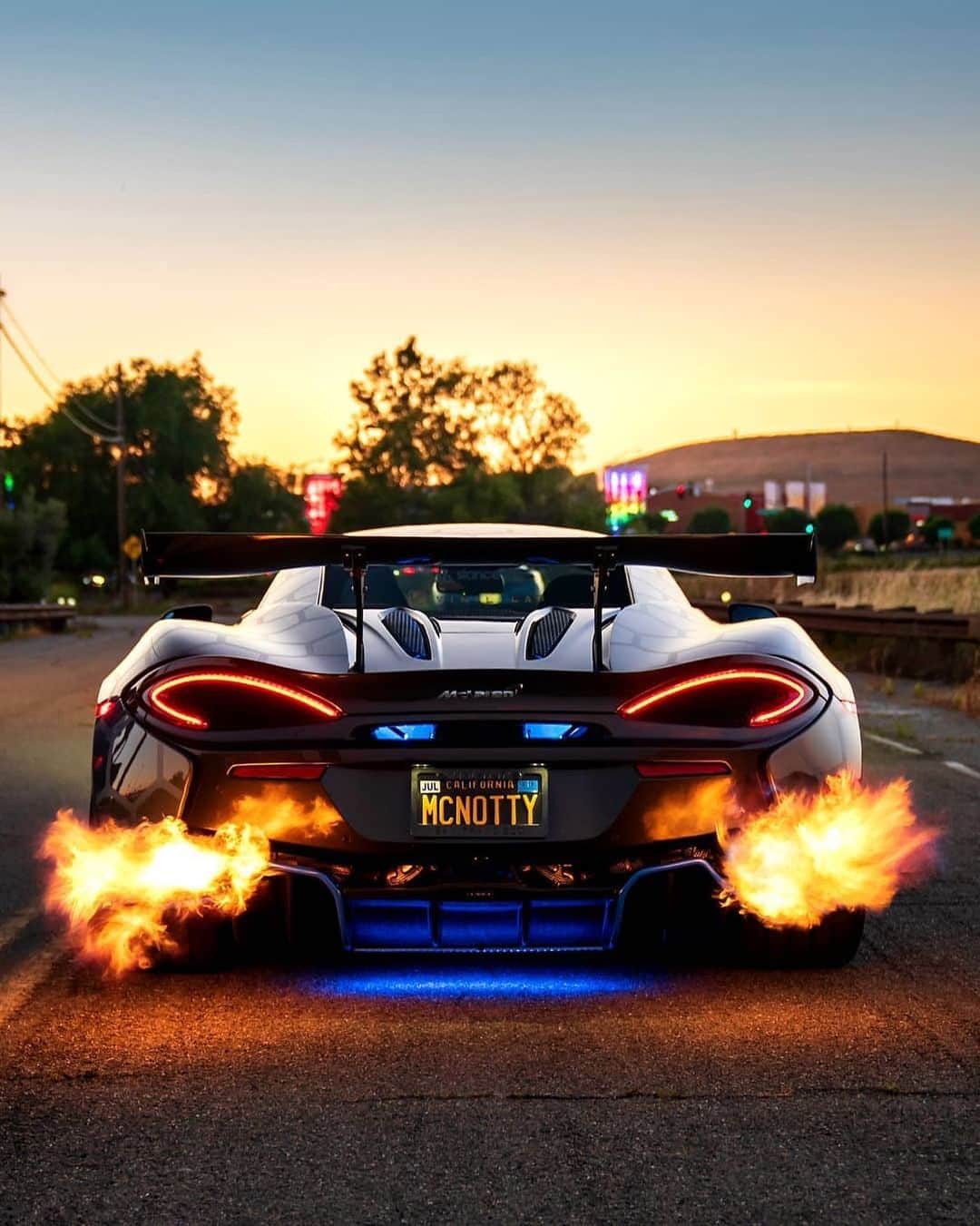 CARLiFESTYLEさんのインスタグラム写真 - (CARLiFESTYLEInstagram)「What would you cook with these flames? Owner @pikachupcar #carlifestyle #McLaren Photo by @chaotic_media」8月17日 12時29分 - carlifestyle