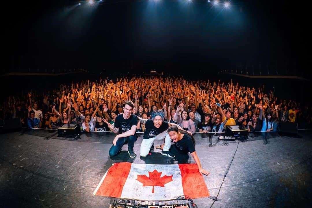 MIYAVI（石原貴雅）さんのインスタグラム写真 - (MIYAVI（石原貴雅）Instagram)「🙏 @miyavi_ishihara “NO SLEEP TILL TOKYO” World Tour 2019 Day 14 8.16 #Toronto  @queenelizabeththeatre Thanks everyone for a great night!!🙏 ．  Next Up! Day 15 8.17 #Montreal @otakuthonmontreal ． ． 📸By: @zb_images ． ． 【リリース情報】 MIYAVI NEW ALBUM 💿 NO SLEEP TILL TOKYO 7.24 Release⬇️⬇️ https://umj.lnk.to/miyavi_nsttPR ． 【ライブ情報】 MIYAVI “NO SLEEP TILL TOKYO” World Tour 2019 . 8/17 - Montreal | Otakuthon Festival 8/19 - New York | Sony Music Hall  8/20 - Philadelphia | Theatre of Living Arts 8/22 - Washington D.C. | The State Theatre 8/24 - Atlanta | The Masquerade 10/05 - Helsinki | Tiivistamo 10/06 - London | Islington Assembly Hall 10/08 - Paris | O’Sullivans Backstage By The Mill 10/09 - Bordeaux | Rock School Barbey 10/10 - Barcelona | Salamandra 10/12 - Geneva | Moulin Rouge 10/13 - Lyon | Le Transbordeur 10/15 - Amsterdam | Melkweg 10/16 - Cologne | Essigfabrik 10/17 - Berlin | Columbia Theater 10/21 - Budapest | Barba Negra Music Club 10/23 - Moscow | Glavclub Green Concert 10/24 - St. Petersburg | Aurora Concert Hall November: ASIA December: JAPAN ． MYV CREW Exclusive MIYAVI Birthday Live 2019 ． 9月15日(日) 恵比寿 LIQUIDROOM . MIYAVI ファンクラブ ”MYV CREW” 2019年度会員受付中！！ MIYAVI Fan Club“ MYV CREW” 2019 Membership Admission and Renewal Information  ご入会方法は⬇️ http://myv382tokyo.com/myvcrew/about.html ． ． #MIYAVI #NoSleepTillTokyo #NSTT #UnderTheSameSky #DAOKO #千客万来 #SenkyakuBanrai #Diner #ninagawamika #蜷川実花 #MYVCREW #NorthAmerica #USA #CANADA #MEXICO #EUROPE #ASIA #JAPAN #live ．」8月17日 12時29分 - miyavi_staff