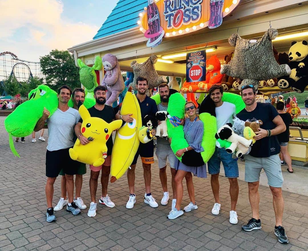 カレン・ハチャノフのインスタグラム：「Thought it was impossible to win in ring toss game..but we did it😂😜 Fun day off with guys before leaving to New York✈️ // Всегда думал что невозможно выиграть большую игрушку в этих аттракционах..но у нас получилось😂😜 Весёлый выходной с ребятами перед полётом в Нью-Йорк✈️ #Fun #Friends #DayOff」