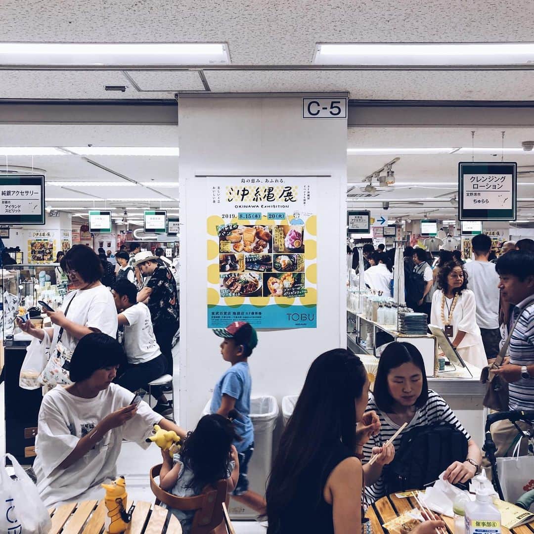 セソコマサユキのインスタグラム：「東武百貨店池袋店「島の恵み、溢れる」沖縄展、大賑わいで開催中です！ このあと１時と３時からトークイベントもありますよー。来てね。」