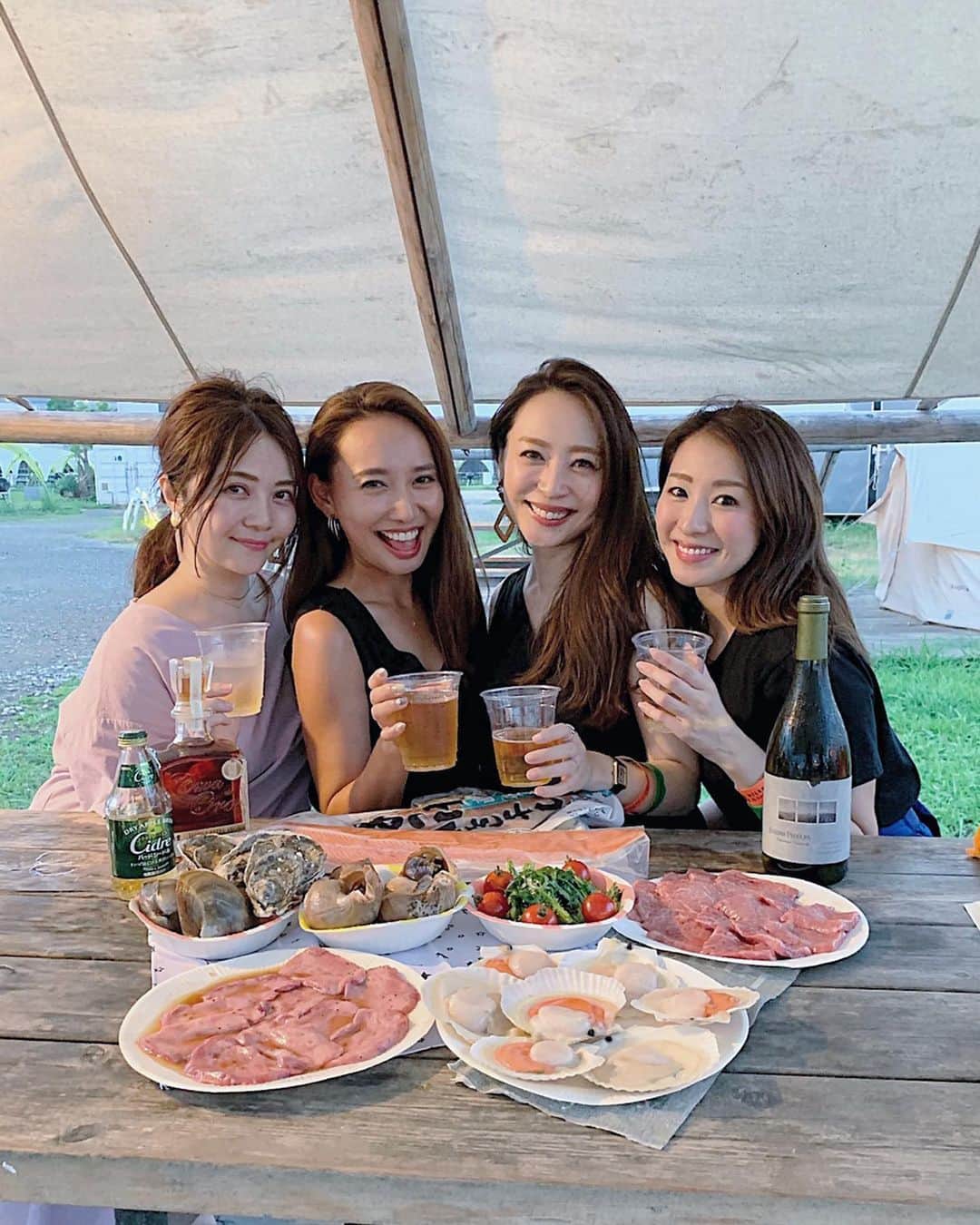 李 雨瀟さんのインスタグラム写真 - (李 雨瀟Instagram)「BBQ🍖 . なおちゃん夫婦たちといつもメンバーでバーベキューしてきたよん♩ グルメなみんなが集まると食材やお酒は各自担当分けして持ち込み👏お肉は @nagahide_yakiniku 、海鮮は @a_uroko からお取り寄せ✨ 食材が豪華すぎた〜っ！😍 . スライドで載せたんだけど、 時知らずとほっけが大きすぎたの🤤 締めには残りの具材をドバッと投入したカレーを🍛 絶品すぎてまた食べたい🤤🤤🤤 . お腹いっぱい胸もいっぱい、 楽しい夏の思い出がができました☺️✨ ありがとう〜❤️また来年も楽しみっ♩ . . #ゆいの夏休み  #BBQ #wildmagic #summer  #summervacation  #肉女子 #肉好き #魚好き  #バーベキュー #焼肉 #girls  #エーウロコ #エーウロコのBBQセット #厚岸glam  #厚岸BBQ #厚岸バーベキュー #時しらず #牡蠣 #ホタテ  #海鮮 #タン #ハラミ #イチボ #ガールズナイトアウト」8月17日 12時37分 - yuisho_ri