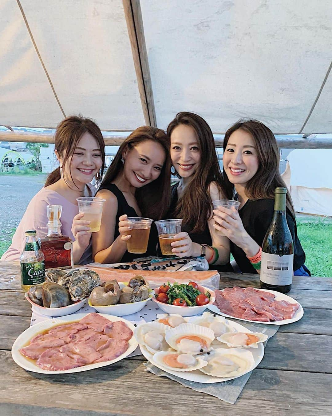 李 雨瀟さんのインスタグラム写真 - (李 雨瀟Instagram)「BBQ🍖 . なおちゃん夫婦たちといつもメンバーでバーベキューしてきたよん♩ グルメなみんなが集まると食材やお酒は各自担当分けして持ち込み👏お肉は @nagahide_yakiniku 、海鮮は @a_uroko からお取り寄せ✨ 食材が豪華すぎた〜っ！😍 . スライドで載せたんだけど、 時知らずとほっけが大きすぎたの🤤 締めには残りの具材をドバッと投入したカレーを🍛 絶品すぎてまた食べたい🤤🤤🤤 . お腹いっぱい胸もいっぱい、 楽しい夏の思い出がができました☺️✨ ありがとう〜❤️また来年も楽しみっ♩ . . #ゆいの夏休み  #BBQ #wildmagic #summer  #summervacation  #肉女子 #肉好き #魚好き  #バーベキュー #焼肉 #girls  #エーウロコ #エーウロコのBBQセット #厚岸glam  #厚岸BBQ #厚岸バーベキュー #時しらず #牡蠣 #ホタテ  #海鮮 #タン #ハラミ #イチボ #ガールズナイトアウト」8月17日 12時37分 - yuisho_ri