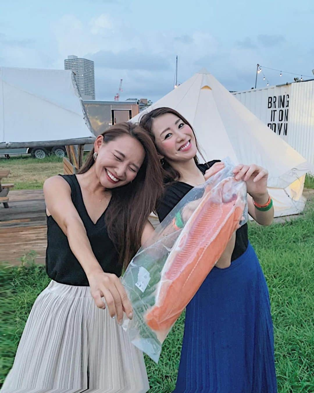 李 雨瀟さんのインスタグラム写真 - (李 雨瀟Instagram)「BBQ🍖 . なおちゃん夫婦たちといつもメンバーでバーベキューしてきたよん♩ グルメなみんなが集まると食材やお酒は各自担当分けして持ち込み👏お肉は @nagahide_yakiniku 、海鮮は @a_uroko からお取り寄せ✨ 食材が豪華すぎた〜っ！😍 . スライドで載せたんだけど、 時知らずとほっけが大きすぎたの🤤 締めには残りの具材をドバッと投入したカレーを🍛 絶品すぎてまた食べたい🤤🤤🤤 . お腹いっぱい胸もいっぱい、 楽しい夏の思い出がができました☺️✨ ありがとう〜❤️また来年も楽しみっ♩ . . #ゆいの夏休み  #BBQ #wildmagic #summer  #summervacation  #肉女子 #肉好き #魚好き  #バーベキュー #焼肉 #girls  #エーウロコ #エーウロコのBBQセット #厚岸glam  #厚岸BBQ #厚岸バーベキュー #時しらず #牡蠣 #ホタテ  #海鮮 #タン #ハラミ #イチボ #ガールズナイトアウト」8月17日 12時37分 - yuisho_ri