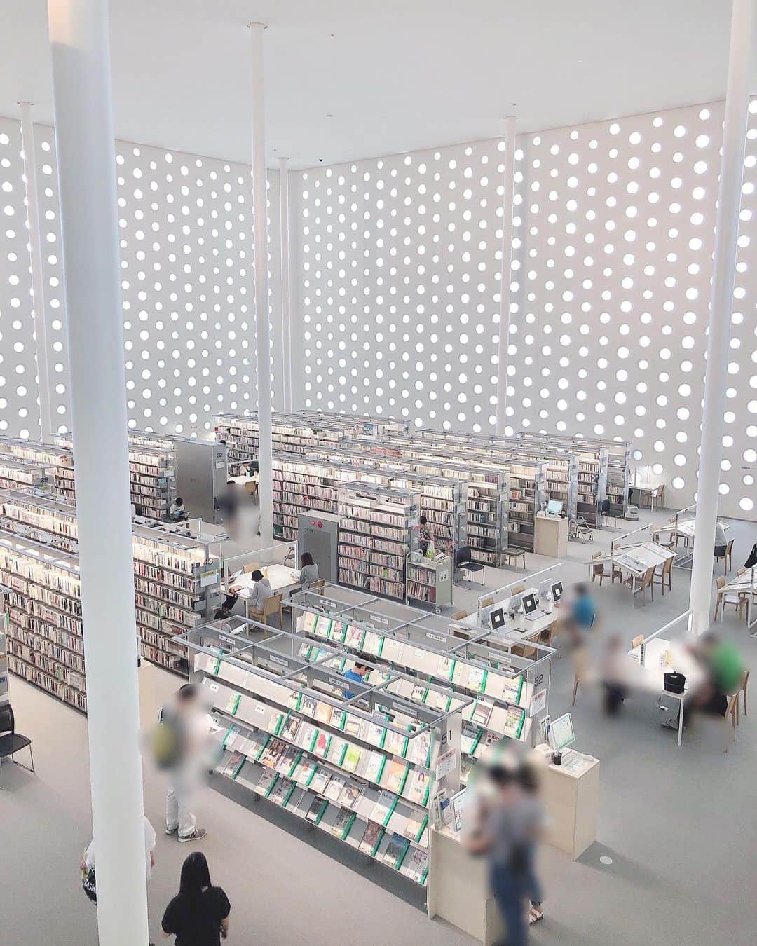 l.lily1013さんのインスタグラム写真 - (l.lily1013Instagram)「金沢みらい図書館は 「世界で最も美しい公共図書館」に選ばれたひとつ。 ・ 数々の賞を受賞している建物で 外も圧巻だったけど、中の広さに差し込むたくさんの採光と静まる空間にずーっといたくなる心地よさでした✨✨✨ ・ 近所にあったら毎日通いたいなぁ😊 ・ 公共図書館なので、撮影には事前申請をしてから許可をいただいています。 ・ 観光の際には入り口受付で手続きを忘れずにね😊 ・ ・ #シンプルコーデ#タビジョ#カベジョ#カジュアルコーデ#夏コーデ#きれいめカジュアル #モノトーンコーデ #建造物 #大人カジュアル#大人カジュアルコーデ#タビジョ#金沢旅行 #金沢みらい図書館 #きれいめコーデ #ママコーデ#リゾートコーデ#loewe #たびじょ #旅好きな人と繋がりたい #旅好き#美術館 #金沢#着回しコーデ#ワンピース#旅行コーデ#金沢観光 #kanazawa#genic_mag #genic_japan #library #locari」8月17日 12時39分 - l.lily1013