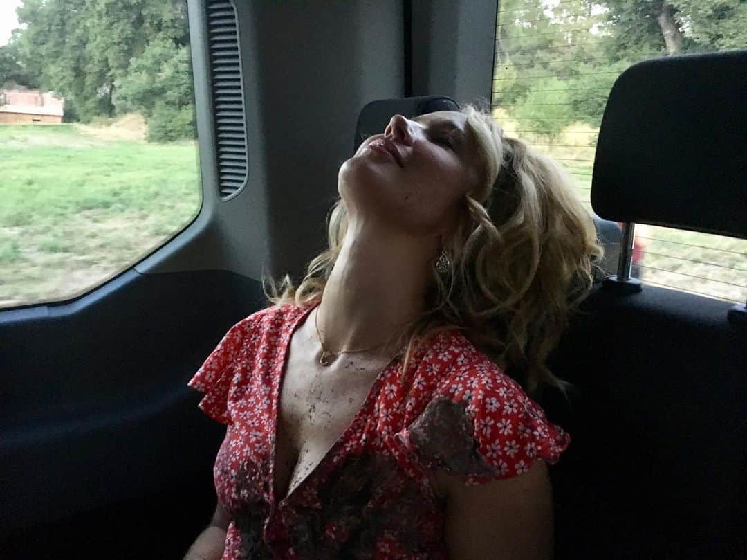 アンナ・キャンプさんのインスタグラム写真 - (アンナ・キャンプInstagram)「This pic basically sums up how I feel after shooting @nbcperfectharmony this week. Happily exhausted and WEEKEND ready 💃 what a killer week with a killer cast and crew! 👏🏻📷my ex Wayne.. @wgreenbe 🤠」8月17日 12時42分 - therealannacamp