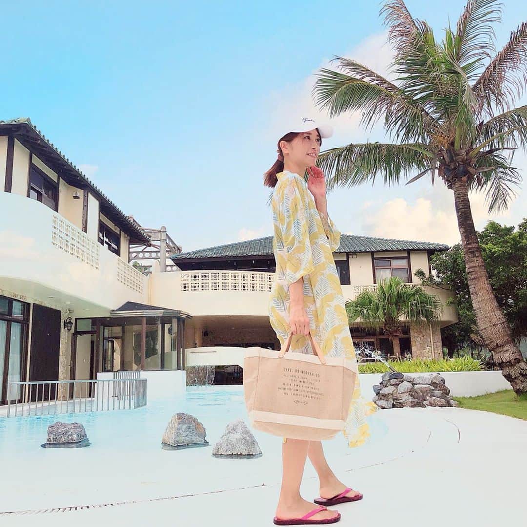 KAORI.OMURA 大村香織さんのインスタグラム写真 - (KAORI.OMURA 大村香織Instagram)「台風後の沖縄到着だったのでお天気良い日でした☺︎ ・ 真夏の8月に来る沖縄は、うん10年振りですが、都内より涼しい事が発覚‼️ビックリ‼️ ・ 凄く過ごしやすい夏休み☀️でした☺︎ ・ 大体いつも旅行に行く時は、小物の荷物（鞄数個持ってきます）が多いのですが、今回は @apolisjapan のbag１つで☺︎ ・ 防水加工がされてあるからプールにも持っていけるし便利でした🌴 ・  #沖縄#沖縄旅行 #沖縄旅 #国内旅行#2019お盆#大人の夏休み#アラフォー#アラフォーライフ#trip#vacation #旅行#お盆旅行 #okinawa #沖縄ホテル#ラカーサパナシアオキナワリゾート#アポリス #apolisjapan #サスティナブル #sustainable #bag#プールコーデ #トリップアドバイザー  #やしの木#青い空#夏の空が好き#ラカーサパナシアオキナワリゾート#沖縄リゾートホテル」8月17日 12時53分 - kaori.omura