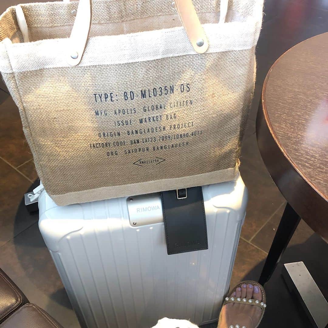 KAORI.OMURA 大村香織さんのインスタグラム写真 - (KAORI.OMURA 大村香織Instagram)「台風後の沖縄到着だったのでお天気良い日でした☺︎ ・ 真夏の8月に来る沖縄は、うん10年振りですが、都内より涼しい事が発覚‼️ビックリ‼️ ・ 凄く過ごしやすい夏休み☀️でした☺︎ ・ 大体いつも旅行に行く時は、小物の荷物（鞄数個持ってきます）が多いのですが、今回は @apolisjapan のbag１つで☺︎ ・ 防水加工がされてあるからプールにも持っていけるし便利でした🌴 ・  #沖縄#沖縄旅行 #沖縄旅 #国内旅行#2019お盆#大人の夏休み#アラフォー#アラフォーライフ#trip#vacation #旅行#お盆旅行 #okinawa #沖縄ホテル#ラカーサパナシアオキナワリゾート#アポリス #apolisjapan #サスティナブル #sustainable #bag#プールコーデ #トリップアドバイザー  #やしの木#青い空#夏の空が好き#ラカーサパナシアオキナワリゾート#沖縄リゾートホテル」8月17日 12時53分 - kaori.omura