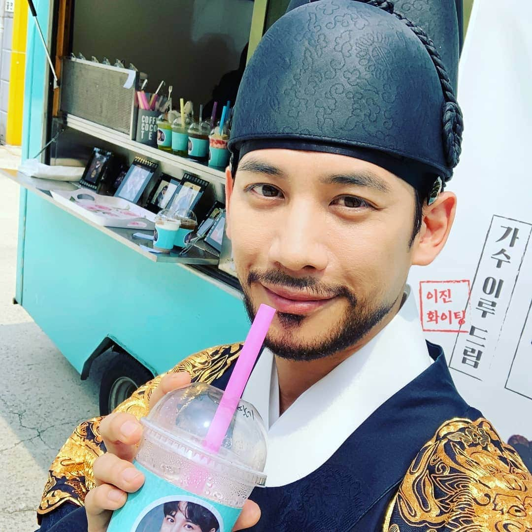 パク・ギウンさんのインスタグラム写真 - (パク・ギウンInstagram)「사랑하는 이루형😊❤ #이루#조성현#박기웅#이진#신입사관구해령#감사해요」8月17日 12時46分 - oopkwoo