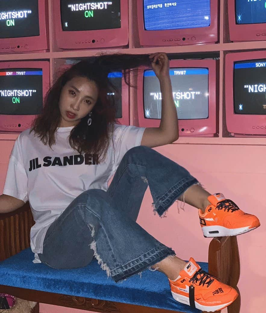 コン・ミンジさんのインスタグラム写真 - (コン・ミンジInstagram)「어느 여름밤에🔸Night shot 🔸ON #jilsander #r13denim #offwhitexnike #minzy」8月17日 12時46分 - _minzy_mz