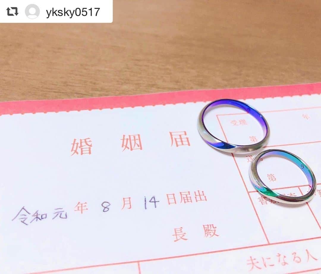 SORA ≪SORA表参道の公式アカウント≫のインスタグラム：「. @sora_omotesando をフォローして、ぜひ『 #結婚指輪sora 』のハッシュタグを入れてお写真を投稿してください＊* . こちらのお写真は  @yksky0517 さまからリグラムさせていただきます♪ . #結婚指輪 #婚約指輪 #表参道 #金属アレルギー #金属アレルギー対応 #レアメタル #鍛造  #手作り #手作り指輪 #マリッジリング #エンゲージリング #ブライダル #ウェディング #プレ花嫁 #クリエィティブ #デザイン #個性的 #bridal #wedding #jewelry #ring #weddingring #creative #design #japaneseart #madeinjapan  #サムシングブルー」
