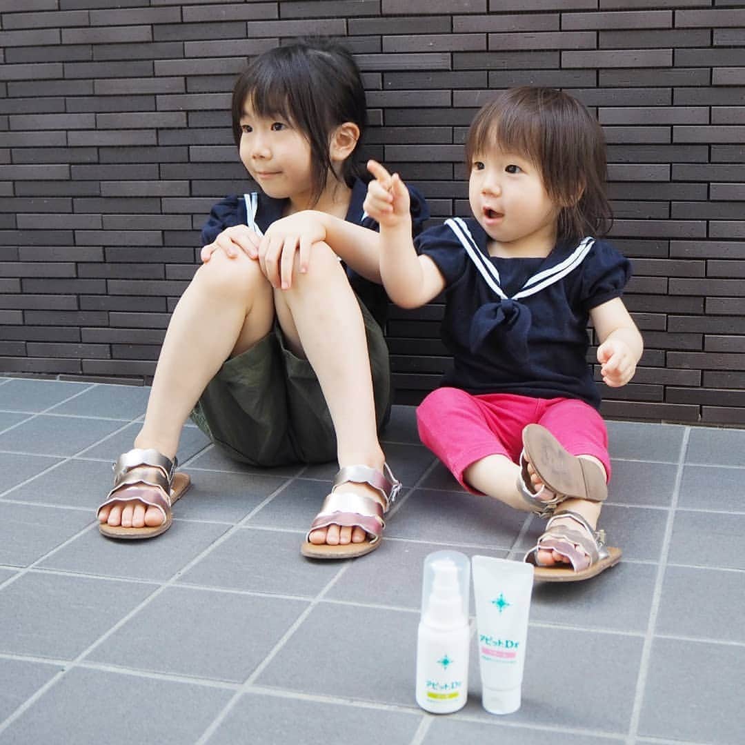 Kuboi Ayumiさんのインスタグラム写真 - (Kuboi AyumiInstagram)「我が家は家族全員肌が弱く、皮膚科にお世話になることが多いです。  小さい娘たちのもちもちできれいな肌を守ってあげたいと、日々格闘していたり。  スキンケアのアイテムにはこだわりがあり、 いろいろ調べたりして選んであげたりもしているのですが、良い商品があっても、情報が溢れているので悩むこともしばしば。 自分たちに合うものを選ぶのって難しいですよね。  先日、全薬販売×ikumama座談会に参加させていただきました。  病院でも使われている低刺激処方の「アピットDr」をご紹介いただいたのですが、 知らないものだったので、実際に使わせていただいたり、疑問や気になっている点などをざっくばらんに聞くことができて勉強になりました。  皮膚バリア機能を高める天然セラミド（保湿成分）が配合されているのですが、クリームやジェルはべたつくことなく伸びもよいので使いやすいです。  ソープは泡で出てくるのでラクチン！  敏感肌の娘たちはちょっとした刺激でもぴりぴりしてしまい、保湿を嫌がることもあるのですが、製薬会社基準の低刺激である「アピットDr」のアイテムはニコニコでぬりぬりさせてくれたので、ママもうれしいです。  大人も赤ちゃんも家族みんなで使えるアイテムなので、家族それぞれにたくさんのアイテムを揃えていた私にとってとても魅力的。  洗面所やお風呂がスッキリしそう！  今回の座談会の様子は、8月19日にikumamaのWebSiteにアップされるみたいなので 我が家と同じように肌の弱くて悩んでいる方、ぜひチェックしてみてください。  @apyttdr_official @ikumama_official  #アピットDr #全薬販売 #ikumama #ピリピリしないスキンケア #天然セラミド #赤ちゃんでも使える #ikumamamuse　#敏感肌 #あせも対策 #肌トラブル #美容好きな人と繋がりたい #スキンケア好きさんと繋がりたい」8月17日 12時55分 - himekagami