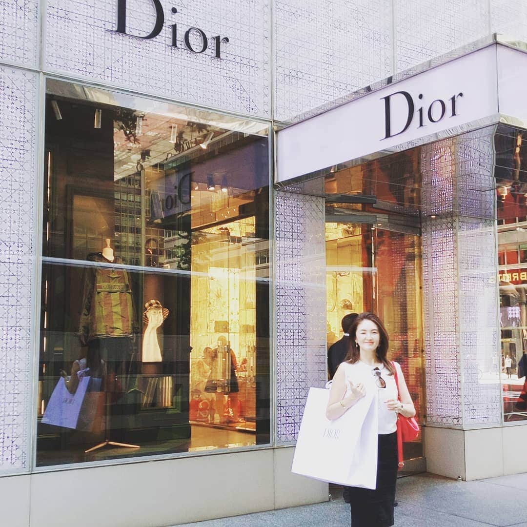 吉村玲香のインスタグラム：「New York🍎 . .  #diorbag  #5thave  #nyc #ニューヨーク #ニューヨーク旅 #ニューヨーク旅行 #5番街 #ディオール  #ディオールバッグ」