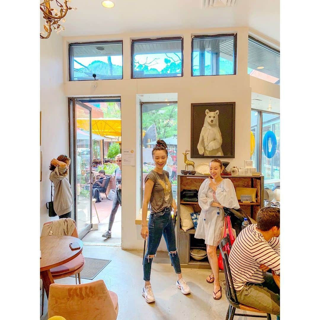 エミ・マイヤーさんのインスタグラム写真 - (エミ・マイヤーInstagram)「Aspen vacation! Thank you @akinyc and @nobukoaspen for the fun tour and delicious food! ❤️ #nobu #matsuhisa #localcoffee #aspen #stregis #アスペン」8月17日 13時00分 - emimeyer