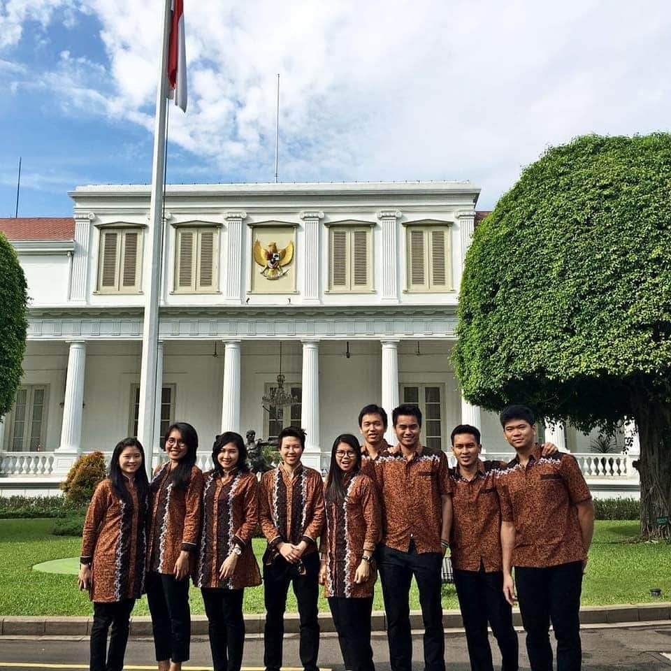 デビー・スサントのインスタグラム：「Selamat hari jadi Indonesia ke 74 Bangga rasanya menjadi warga negara indonesia Apalagi bisa berkontribusi untuk Indonesia, melalui prestasi olahraga • • Saat paling membanggakan untuk seorang atlit adalah saat kita bertanding dan membawa lambang bendera Indonesia di dada kita Menunjukan ciri khas dan identitas bangsa kita di seluruh dunia • Terlebih saat bisa mengumandangkan lagu kebangsaan Indonesia Raya & mengibarkan bendera merah putih di puncak tiang tertinggi Menorehkan sejarah yang bisa ku bagikan dengan anakku kelak 😊 Maka harapanku Indonesia akan selalu menjadi negara yang istimewa dengan segala keragamannya yang luar biasa !! • Kalo aku bisa menjawab tantangan @sariayu_mt dalam #beautifyingindonesia challenge. Aku juga mau nantangin @mariafebe1.3 dan @carlafelany untuk ikut mendukung gerakan #beautifyingindonesia #sariayu #fearlessbeauty itu kalo kamu juga bisa menunjukan cintamu untuk Indonesia 😊」