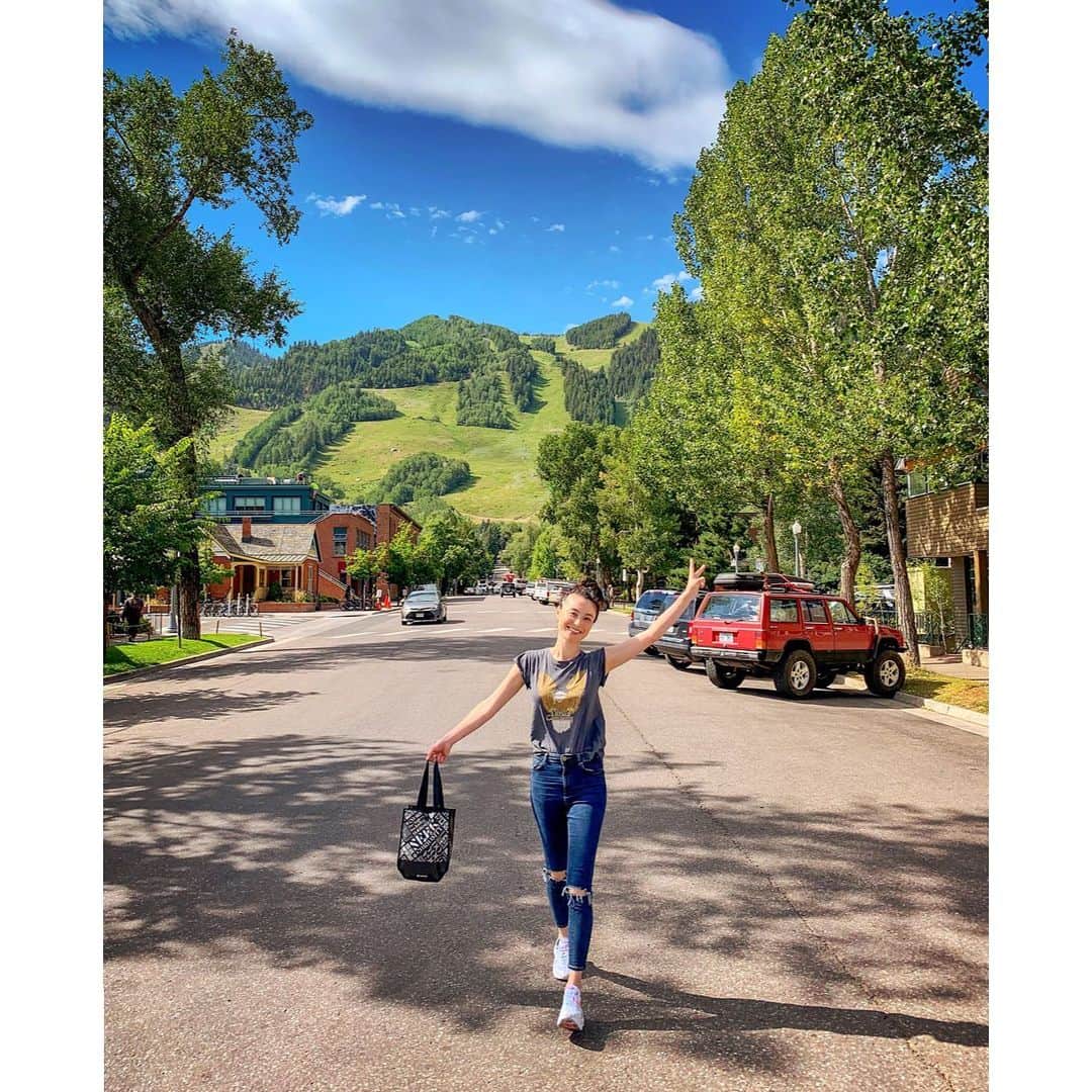 エミ・マイヤーのインスタグラム：「Aspen vacation! Thank you @akinyc and @nobukoaspen for the fun tour and delicious food! ❤️ #nobu #matsuhisa #localcoffee #aspen #stregis #アスペン」