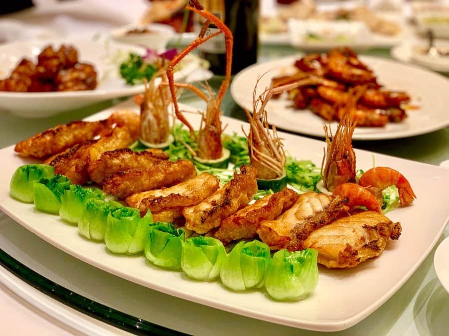 小林亮太さんのインスタグラム写真 - (小林亮太Instagram)「広州飯！其の二。﻿ ﻿ #guangzhou ﻿ #またえび！！🦐﻿ #海老アレルギーの方いらっしゃったらすみません﻿ #白身魚の切り身にすり身を合わせて﻿ #揚げ焼きみたいになってたの﻿ #さくっとぷりっとふわっとで美味しかったです﻿ #それから蒸された鶏丸ごとさんとかも。﻿ #あとあと﻿ #ホテルの朝ごはんが旅の楽しみ﻿ #初めてまだ板についたままの蜂蜜に出会って﻿ #ワッフルといただきました🍯﻿ #森に帰りたくなります﻿ #自らタピオカ禁止令を下してるしんちゃん﻿ #中国ではいいんじゃないと﻿ #甘い誘惑をしました﻿ #イベントのご褒美でもいただきましたが﻿ #やっぱり美味しかったです﻿ #素敵なところです広州﻿ #ヒロステでここまで来れたこと﻿ #皆さんのおかげです本当に感謝しています﻿ #ありがとうございます﻿ #またみんなで来れますように。﻿ #以上広州からお届けしました！！」8月17日 13時07分 - ryota_kobayashi_official