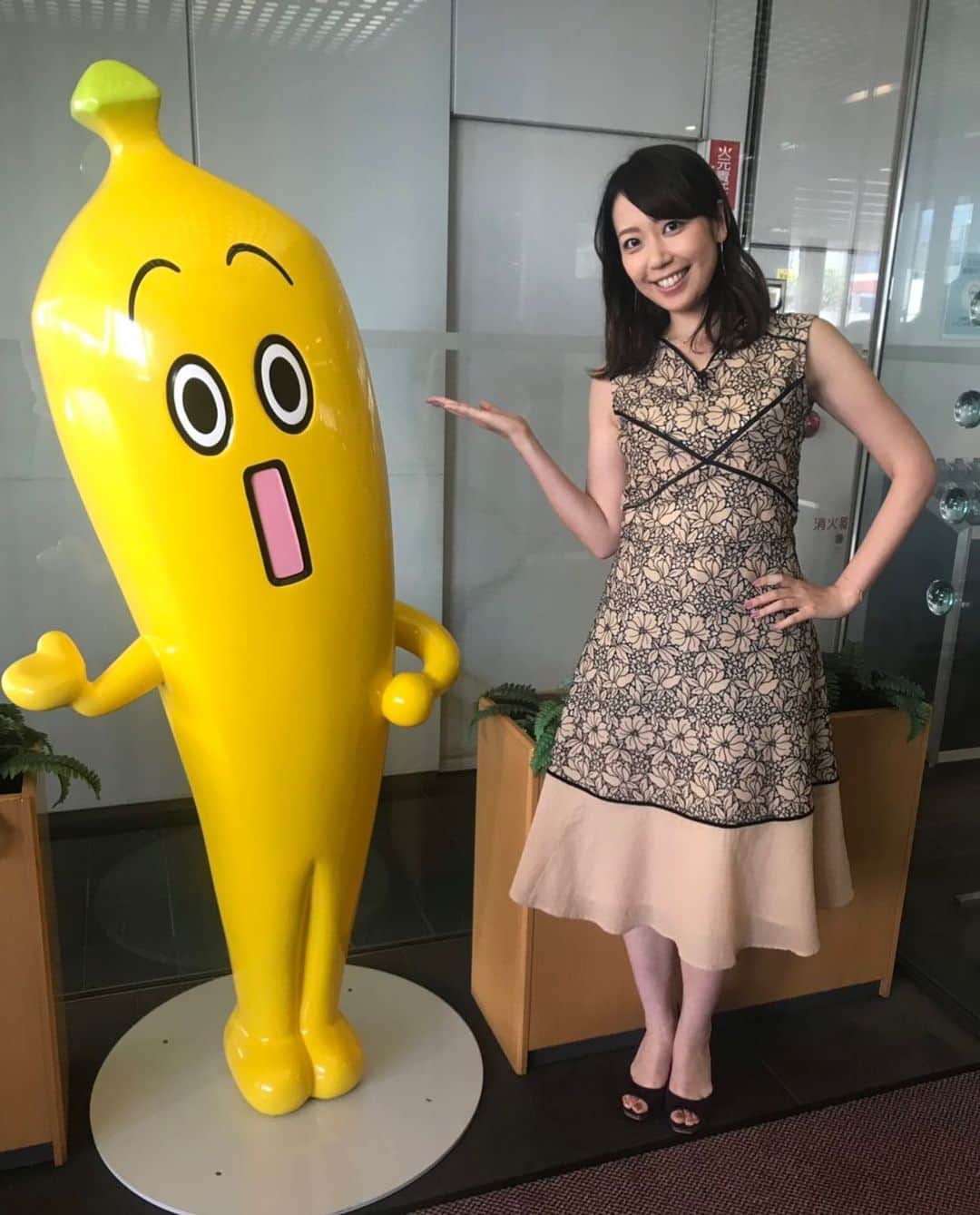 須黒清華のインスタグラム：「ナナナと同じポーズしてみました🍌 今日のアド街は「浦安」 お楽しみは夢の国だけではありませんっ✨✨ そこには伝統の味も、 アメリカ西海岸のような雰囲気もあります🏘 今夜9時から、ご覧くださいねっ🍀 . この衣装は、#setaichiro です✨ #アド街ック天国 #アド街 #浦安」
