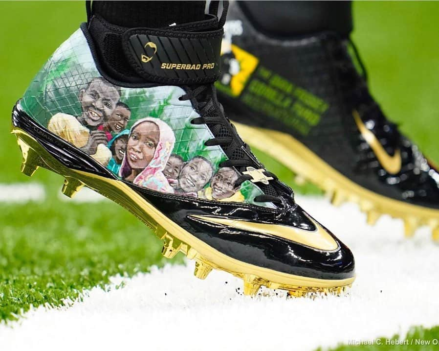 エレン・デジェネレスさんのインスタグラム写真 - (エレン・デジェネレスInstagram)「@DrewBrees is one of the most incredible friends. He wore these custom cleats, and now he’s raffling them off. He has some big shoes to fill. Here’s your chance. *link in bio  @theellenfund #WeNeedGorillas  #repost @drewbrees ・・・ I am raffling off these cleats this week to raise funds for the Ellen DeGeneres campus of the Dian Fossey Gorilla Fund. My wife Brittany and I took these pictures in Rwanda in June while trekking these magnificent endangered animals. We also saw the future site of the Ellen Campus where conservation efforts will take place to preserve these mountain gorillas. We will personally match whatever we raise through the raffle up to $25K. Click the link in my bio to enter. Thank you.」8月17日 13時14分 - ellendegeneres