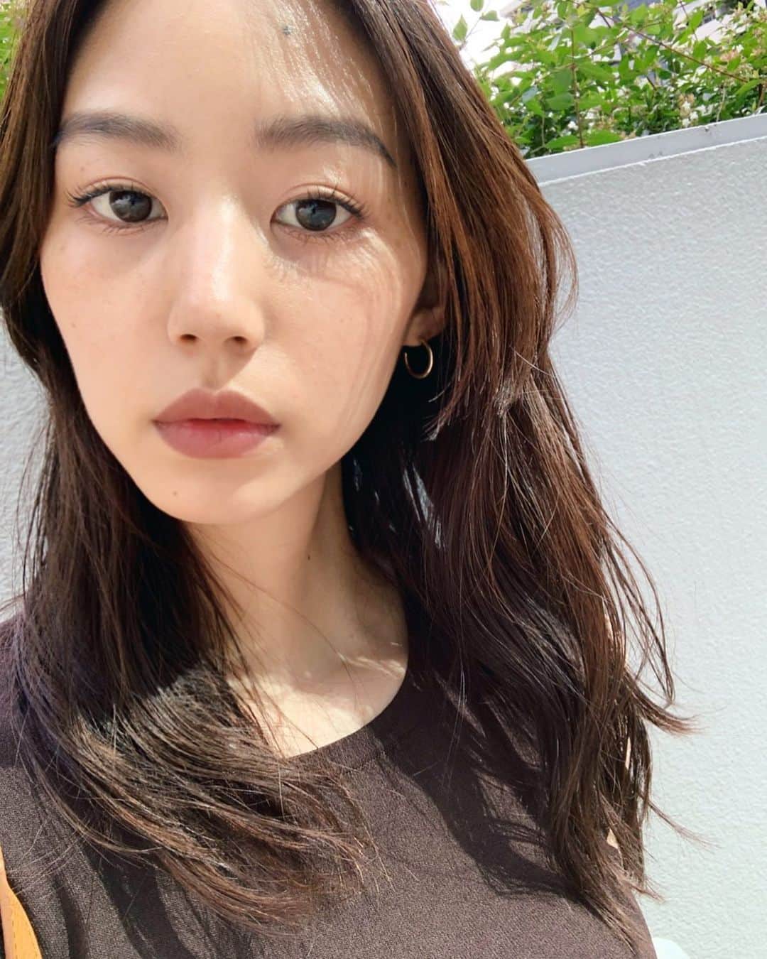 Shiho Sasakiのインスタグラム：「今日も燃えるような暑さ🔥 休日のお化粧はアイメイク薄め🙆‍♀️ 気分でリップを変える事が多いです💄 写真のリップは @maccosmeticsjapan のParamount❣️ 直塗りだと濃くつくので、指でぽんぽん馴染ませてるよ✨ #makeup」