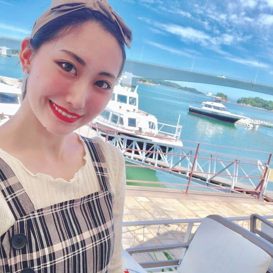 aya onoさんのインスタグラム写真 - (aya onoInstagram)「熊本ロケ2日目  #リゾラテラス天草 海が美しすぎました💓 こんなインスタ映え写真が撮れちゃいますよ！！！ パンケーキ🥞もシーフードカレー🦐も美味しくいただきました〜  リゾラテラスから出ている船に乗り、イルカウォッチング🐬 本当に近くをイルカ達が泳いでました！！ そして最後は熊本城の城下町へ うにコロッケが美味しすぎて😭 カメラマンの鬼頭さんは3個も食べてました笑 私も本当は3個食べたかった…(減量中)  @daisukekitou  @merrymerry399  #熊本 #熊本旅行 #天草 #イルカウォッチング #熊本城 #うにコロッケ #海 #九州 #九州旅行 #旅 #旅ロケ #cheek #cheekplus #大野彩」8月17日 13時17分 - onoaya_official