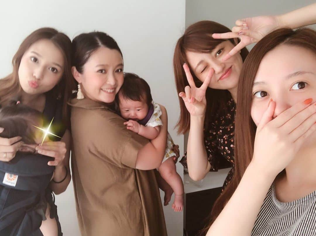 菊地亜美さんのインスタグラム写真 - (菊地亜美Instagram)「. 昨日は友達5人+子供2人+私たち夫婦の9人でうちに大集合でした🧡💛 子供が出来たりしても、昔からの仲良い友達はいざ集まっていたら都合をすぐ合わせて会うのだなって事に感動💕笑 . 集まってる私達を知って、途中から食材沢山買い込んでお家でご飯作ってくれたり😂🍲 大根の水分だけでぐつぐつした鍋🧡💛 そしてママ達は授乳中だからみんなでノンアルビール🍻笑」8月17日 13時21分 - amikikuchi0905