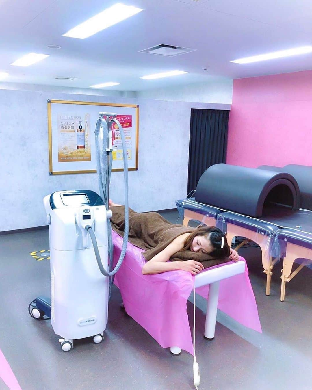 彩耶さんのインスタグラム写真 - (彩耶Instagram)「先日、エステタイム  PLUS 梅田本店 @esthetime_official に行ってきました✨ ・ お写真横にswipe してね♡ ・ ・ 今回で２回目 #エンダモロジー を受けてきました❣️ ・ エンダモロジー の特徴は … ☑︎部分痩せができる ☑︎お肌のハリを向上させ、なめらかな女性らしいボディーラインを作ってくれる ・ ・ これは、女性ならみんな気になるはずっ🙈💓 部分痩せができる #エンダモロジー で女性らしいボディラインを保ちながら、くびれを手に入れたいです😌✨ ・ ・ 吸引しつつラジオ波を当てることによって 凝り固まった脂肪を溶かし、揉みほぐして除去されるそうなんです。 私は、痛みもほとんど感じないので今回も寝ちゃってました💤💕 ・ 特殊ヘッドによるマッサージ効果で、肌のハリを向上させ たるみのない引き締まったお肌に〜✨肌表面の凸凹が解消されるそうですよ😊 ・ 肌の露出が多い夏ですから、しっかりメンテナンスしないといけないですからね〜😉 次回が楽しみっ😎💕 ・ ・ ・ ☑︎会員数５５万人突破のエステサロン ☑︎顧客満足度調査No.1 ☑︎Hot Pepper Beautyで口コミ総数５０００件以上で高評価❗️ ・ にもかかわらず、予約が取りやすい〜😊🙌 ご興味ある方はこちらご覧になってみてくださいね⬇️ ・ https://esthetime.co.jp/ ・ ・ 【住所】大阪市北区太融寺8-17 プラザ梅田ビル5階 【TEL】 06-6354-5171 ・ ・ ・ @esthetime_diet #ethetime #エステタイム #大阪 #osaka #エンダモロジー #endermologie #ラジオ波 ＃ヒートドーム #代謝アップ  #部分痩せ #ハリ #たるみ #くびれ #美肌 #エステ #美容 #美意識 #PR #モデル #model #神戸 #kobe #インフルエンサー #フォロー #followme #フォローミー #beauty」8月17日 13時23分 - 3aya11