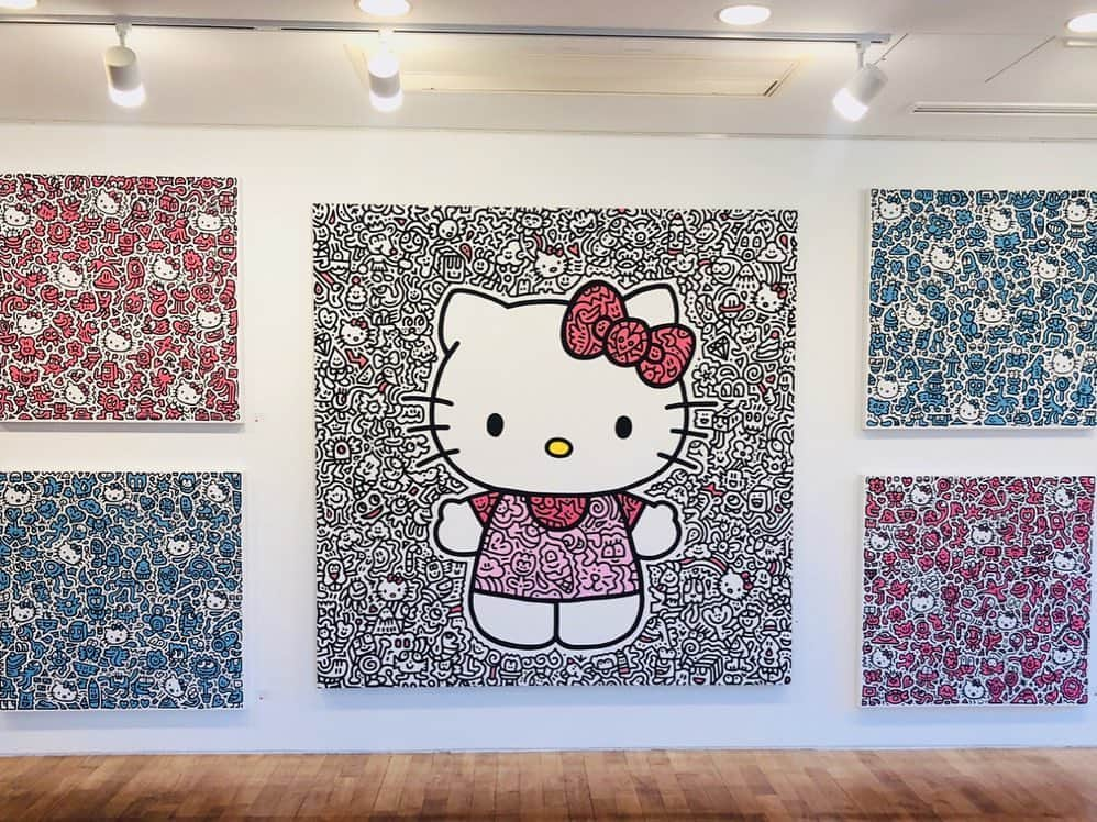 工藤沙織さんのインスタグラム写真 - (工藤沙織Instagram)「Mr Doodle （ @mrdoodle ）日本初展示会のレセプションに参加してきました✨ . とにかくキャラクターが可愛くて、今回は日本にインスピレーションを得ているから力士、招き猫、舞妓さん、ゴジラ等、日本ならではのdoodle（らくがき）があって探すのも楽しかった💕 . 世界的な人気も納得。 . 老若男女問わず楽しめるなぁ、と思ったし見ていてHappyな気持ちになる🍀 . まさかの25歳という年齢にも驚きました（貫禄がすごくて。） . とても豊かな時間でした🌸 . 明日8月18日まで代官山ヒルサイドフォーラムで開催中です。ぜひ足を運んでみてください👣🌟 . #mrdoodle #art #daikanyama #代官山 #アート #展示会 #現代アート #175cm #高身長女子  #japanesemodel  #japanese #asianmodel  #zara女子」8月17日 13時24分 - sally.kudo