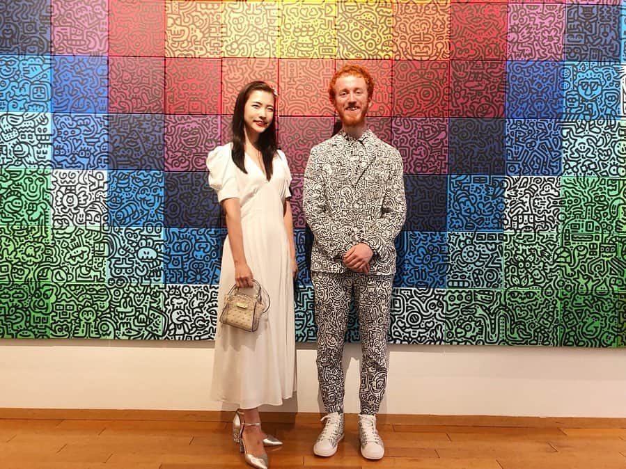 のインスタグラム：「Mr Doodle （ @mrdoodle ）日本初展示会のレセプションに参加してきました✨ . とにかくキャラクターが可愛くて、今回は日本にインスピレーションを得ているから力士、招き猫、舞妓さん、ゴジラ等、日本ならではのdoodle（らくがき）があって探すのも楽しかった💕 . 世界的な人気も納得。 . 老若男女問わず楽しめるなぁ、と思ったし見ていてHappyな気持ちになる🍀 . まさかの25歳という年齢にも驚きました（貫禄がすごくて。） . とても豊かな時間でした🌸 . 明日8月18日まで代官山ヒルサイドフォーラムで開催中です。ぜひ足を運んでみてください👣🌟 . #mrdoodle #art #daikanyama #代官山 #アート #展示会 #現代アート #175cm #高身長女子  #japanesemodel  #japanese #asianmodel  #zara女子」